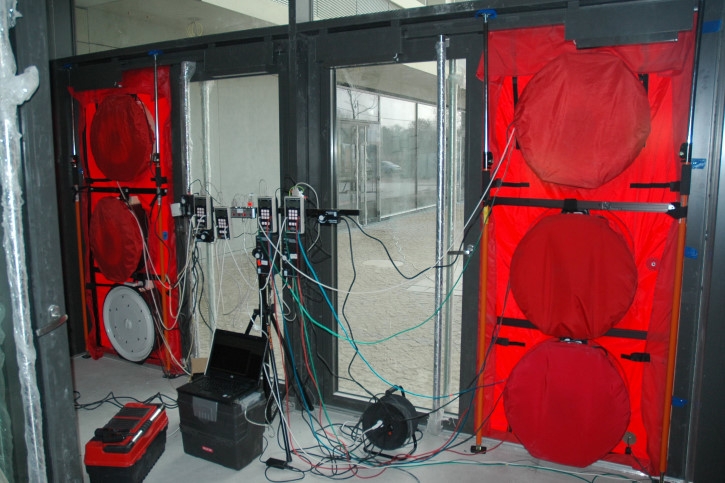 Test szczelności Blower Door dużego budynku - aparatura pomiarowa